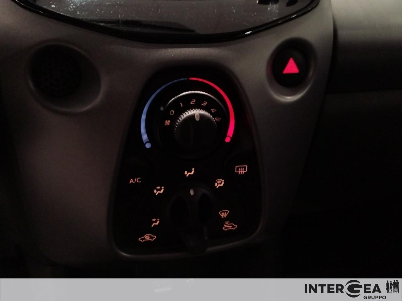 TOYOTA Aygo 5p 1.0 x-business 72cv