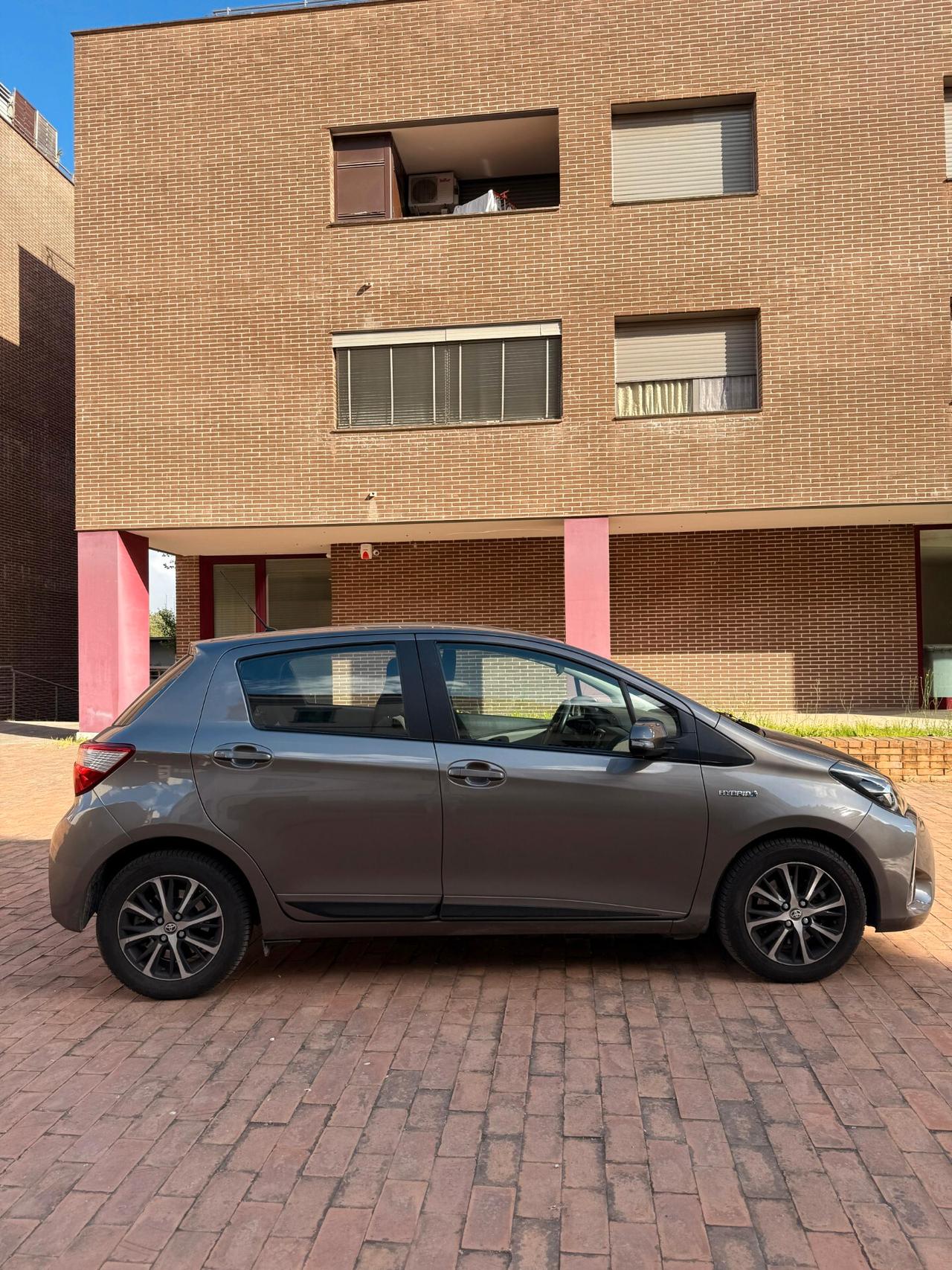 Toyota Yaris 1.5 Hybrid 5 porte Business Telecamera cerchi in lega 15 gomme nuove 4 stagioni