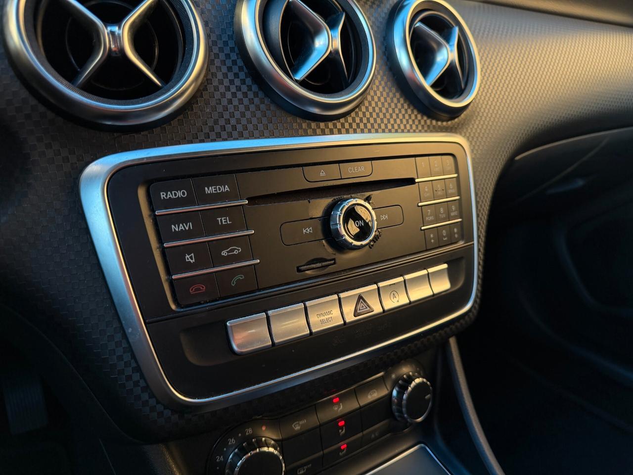 Mercedes A180 SPORT/1500 110CV/FULL LED/NAVI/18"