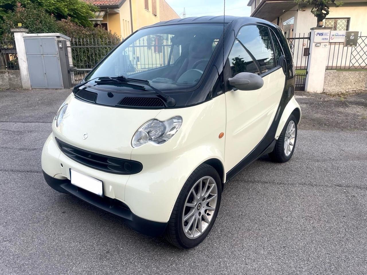 Smart ForTwo 700 coupé grandstyle (45 kW) per Neopatentati