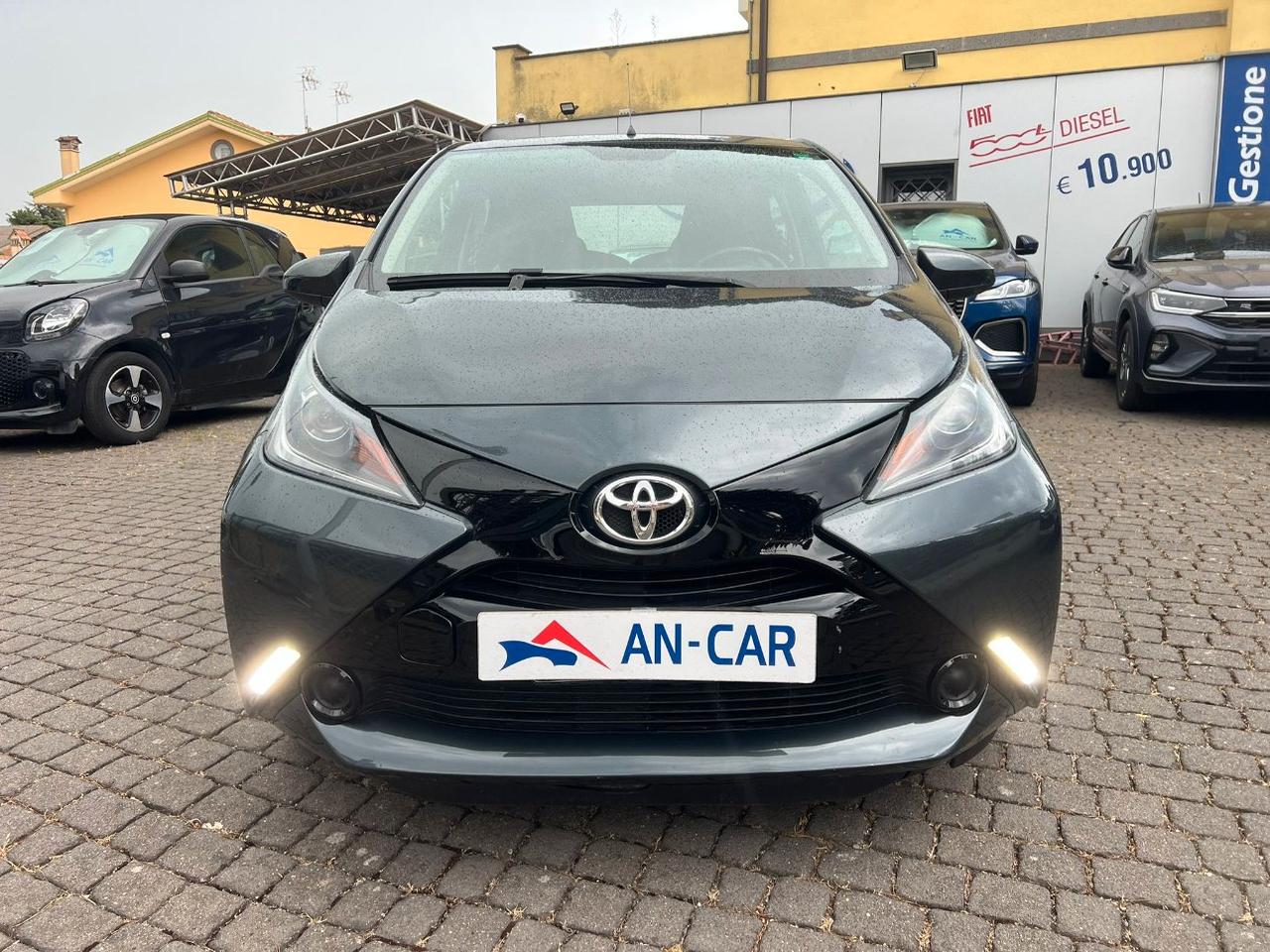 Toyota Aygo 5 Porte 1.0 x-play Automatica