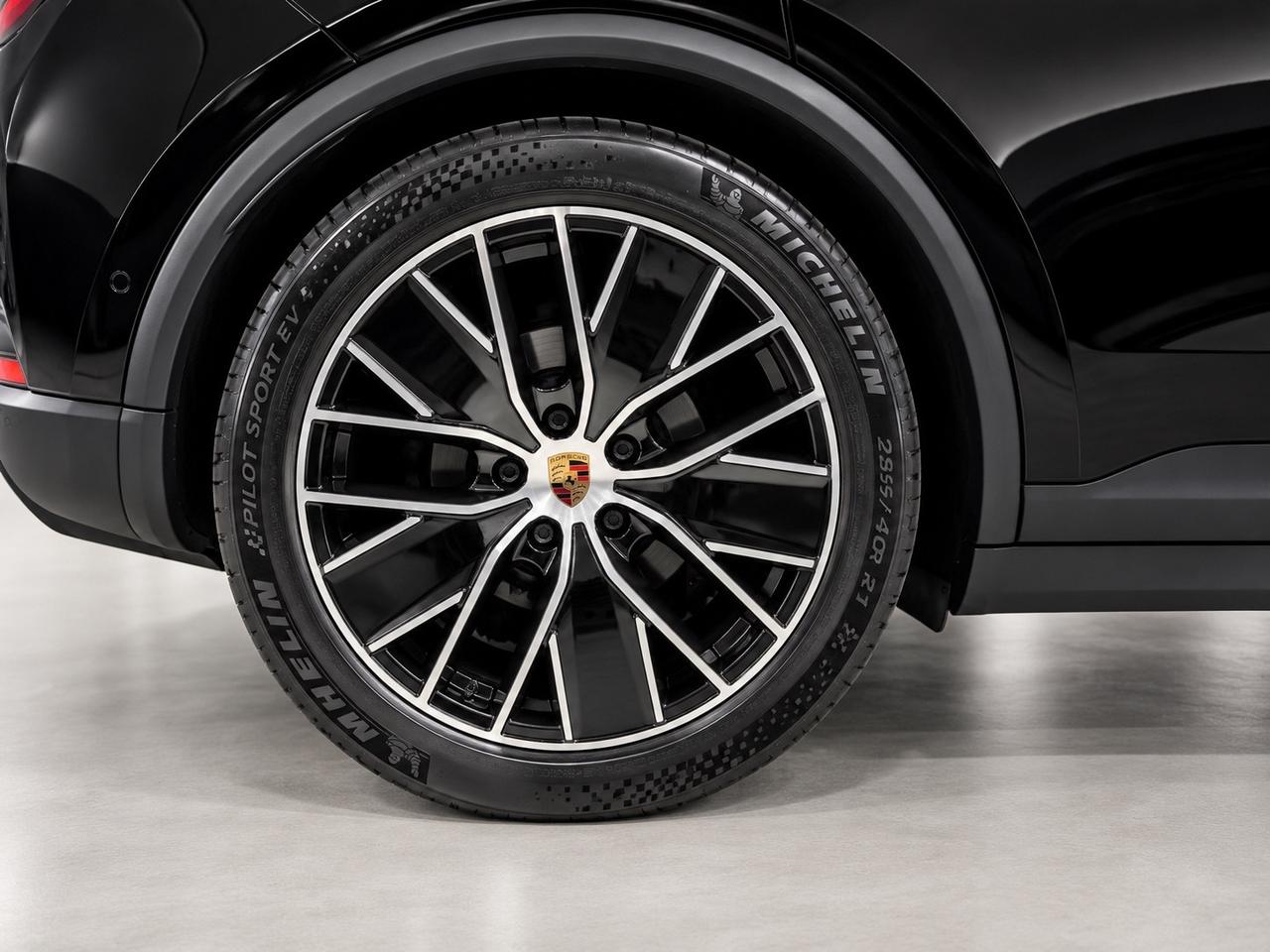 Porsche Macan EV 4