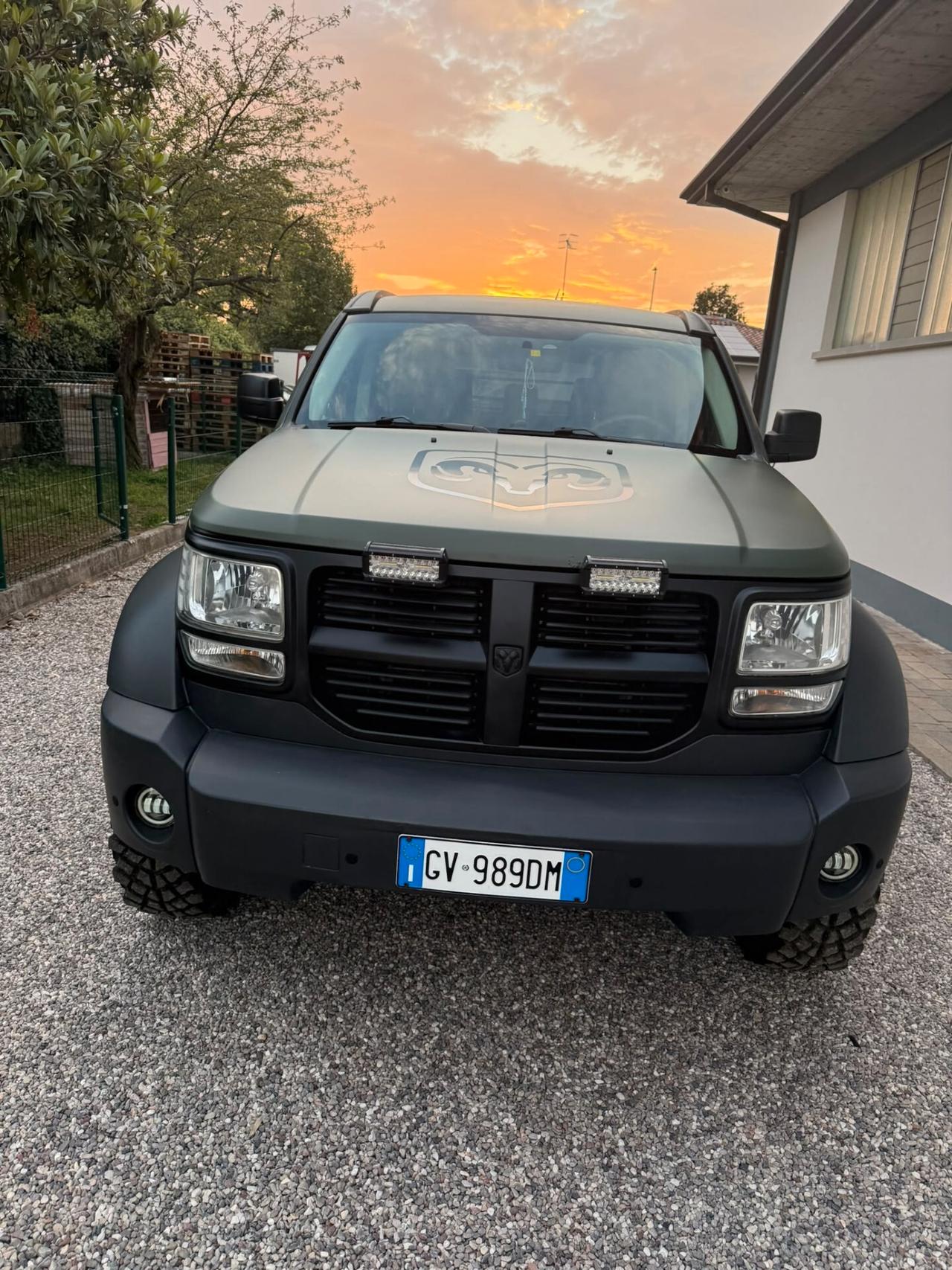 Dodge Nitro 2.8 CRD Automatico – Assetto Rialzato – 3 Set Ruote – Gancio Traino