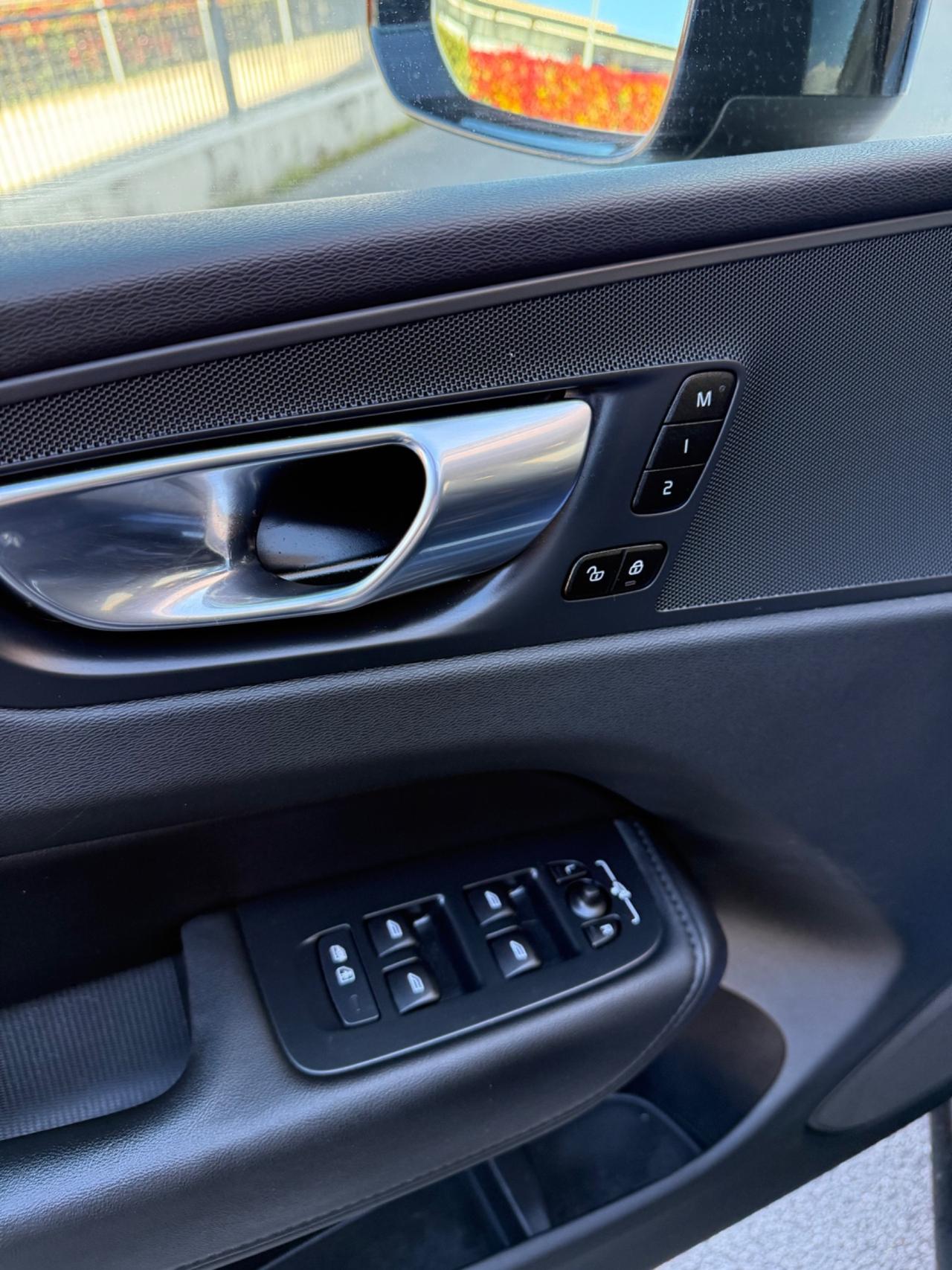 Volvo XC 60 XC60 B4 (d) automatico Plus Dark 2022