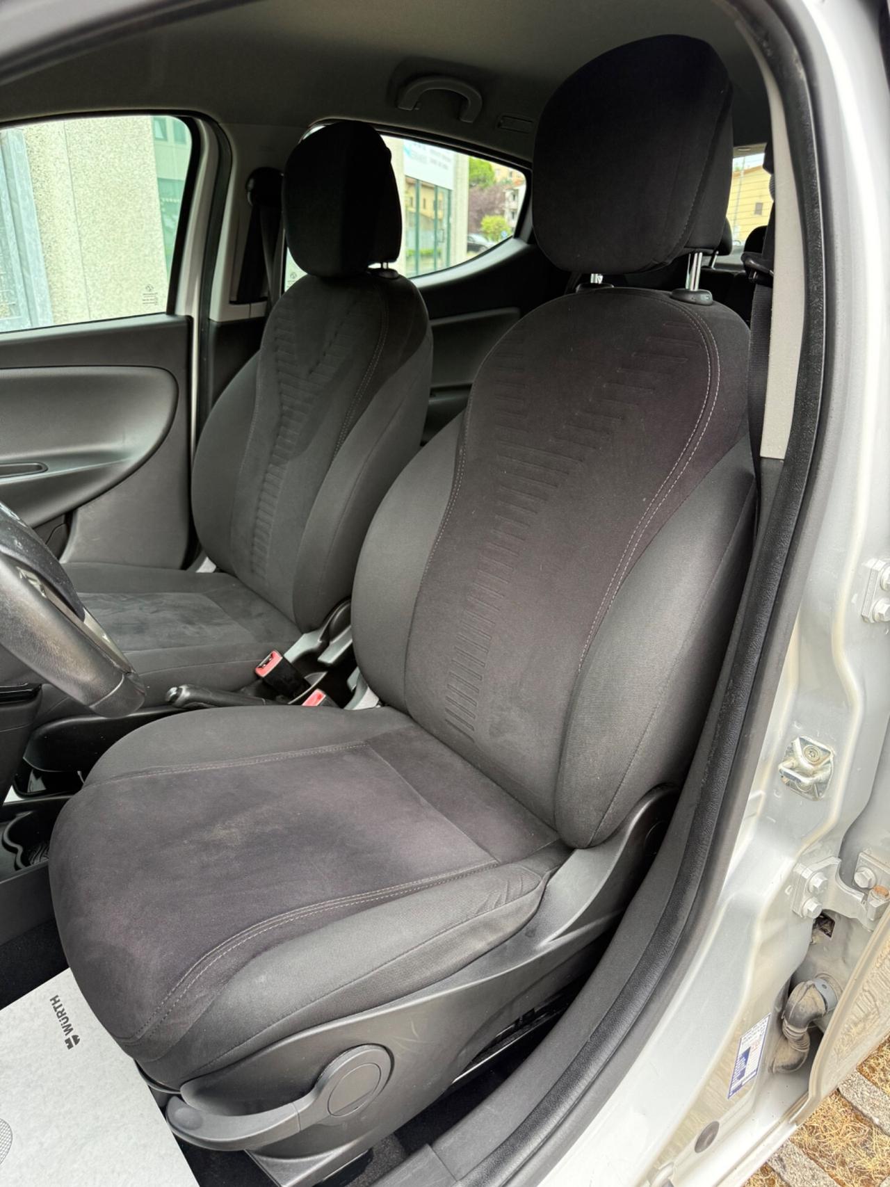 Lancia Ypsilon 0.9 TwinAir 85 CV 5P S&S DFN Automatik Platinum