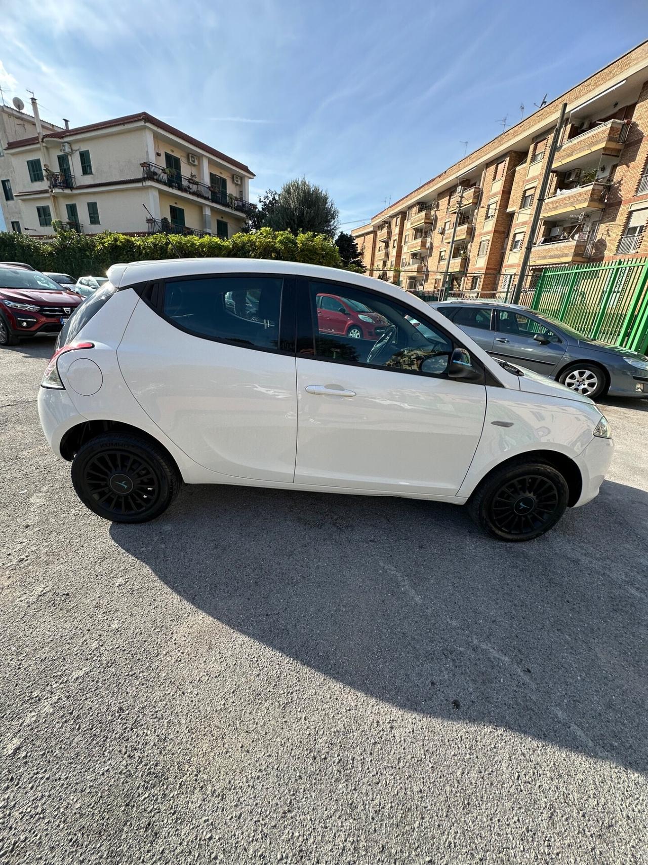 Lancia Ypsilon 0.9 TwinAir 85 CV 5 porte Metano Ecochic Gold