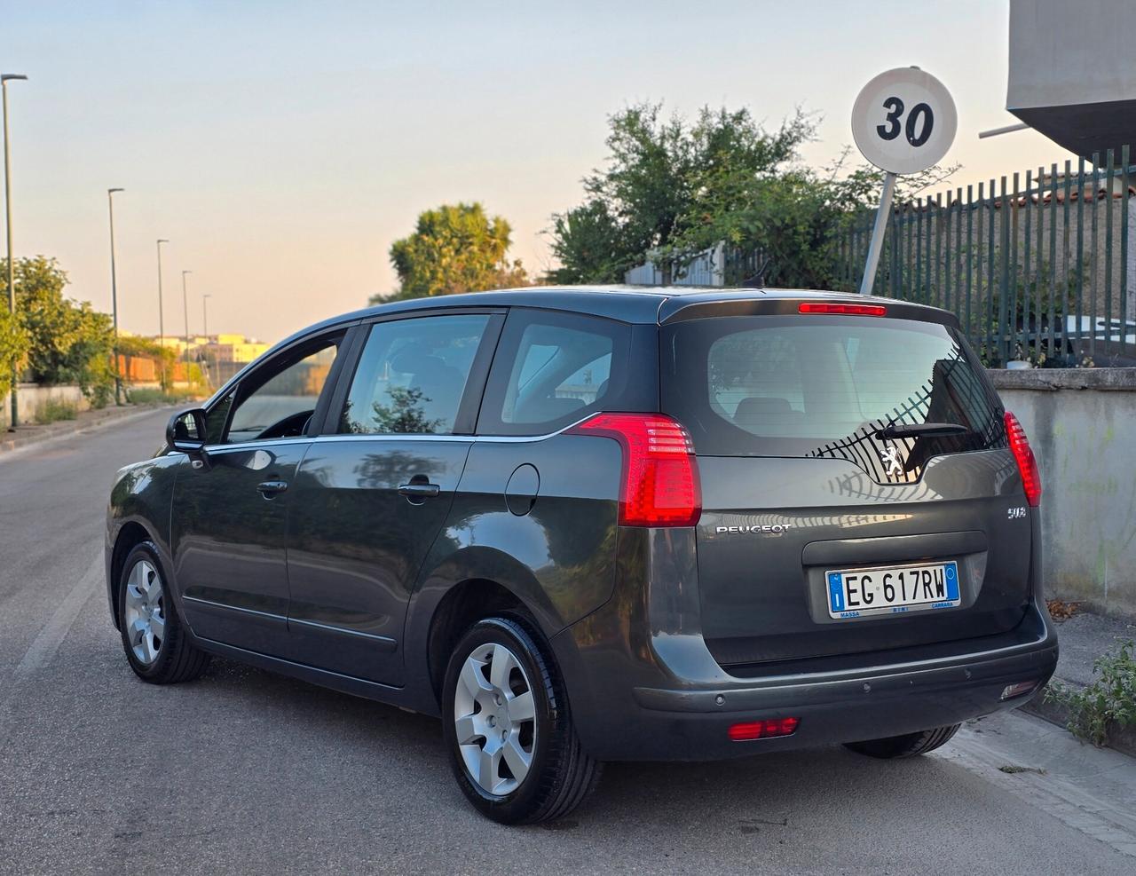 PEUGEOT 5008 TECNO 1.6 HDI 2012 NUOVISSIMA