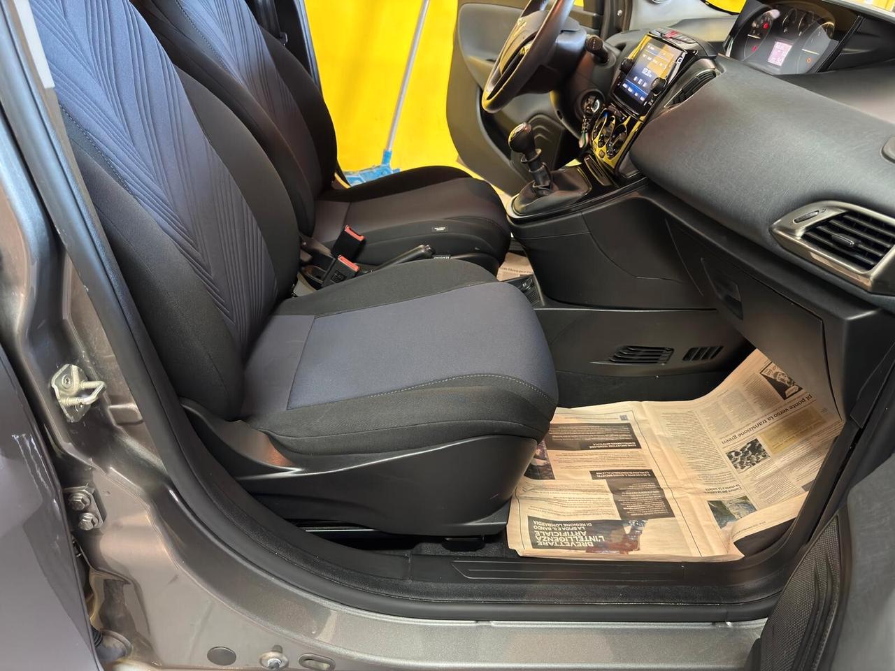Lancia Ypsilon 1.0 FireFly 5 porte S&S Hybrid Ecochic Silver