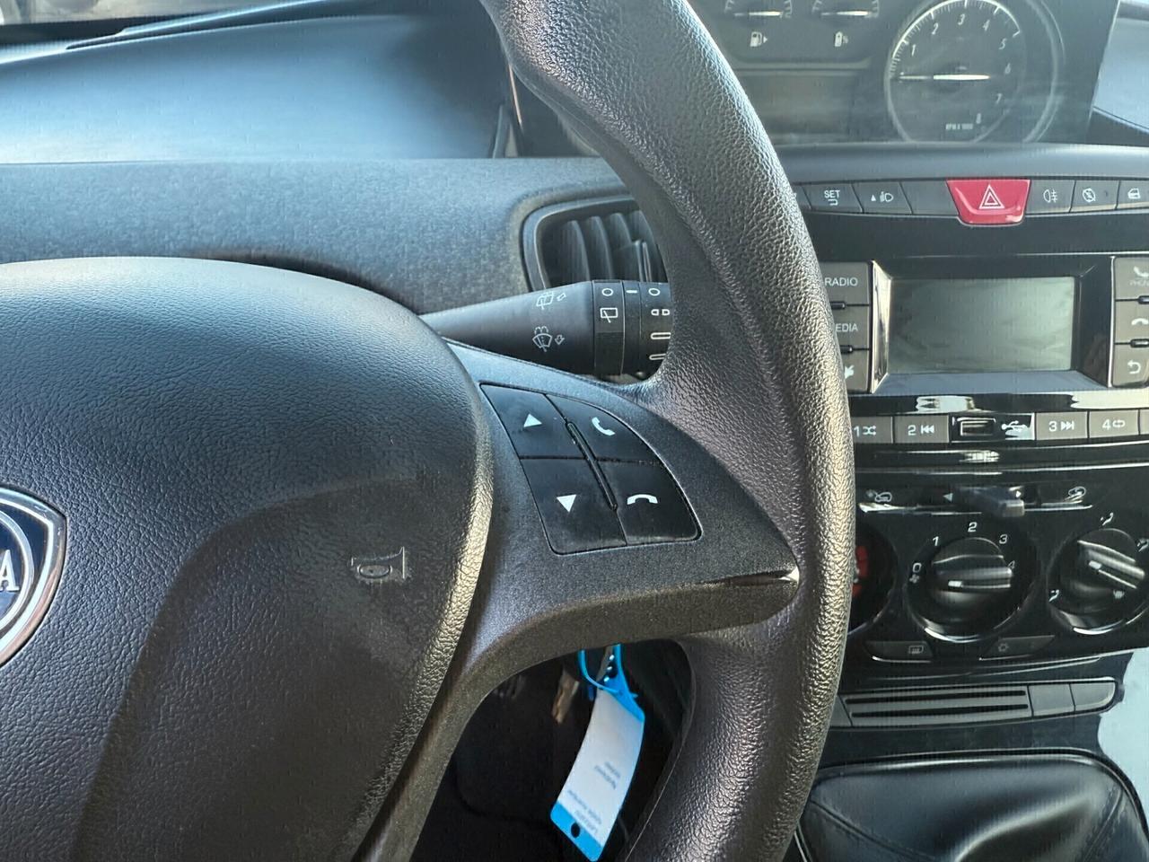 Lancia Ypsilon 1.0 FireFly 5 porte S&S Hybrid Ecochic Silver