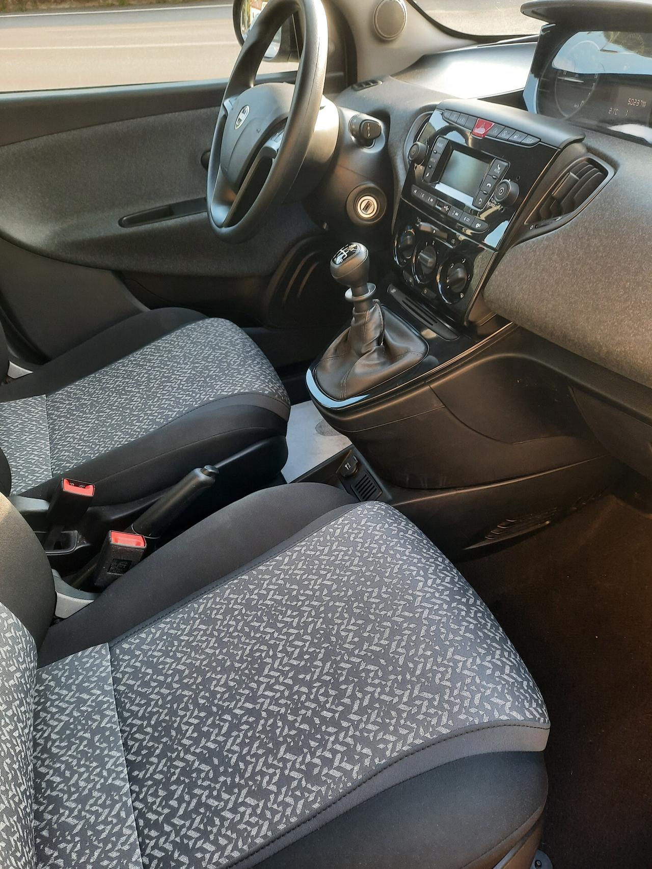 Lancia Ypsilon 1.0 FireFly 5 porte S&S Hybrid Ecochic Silver