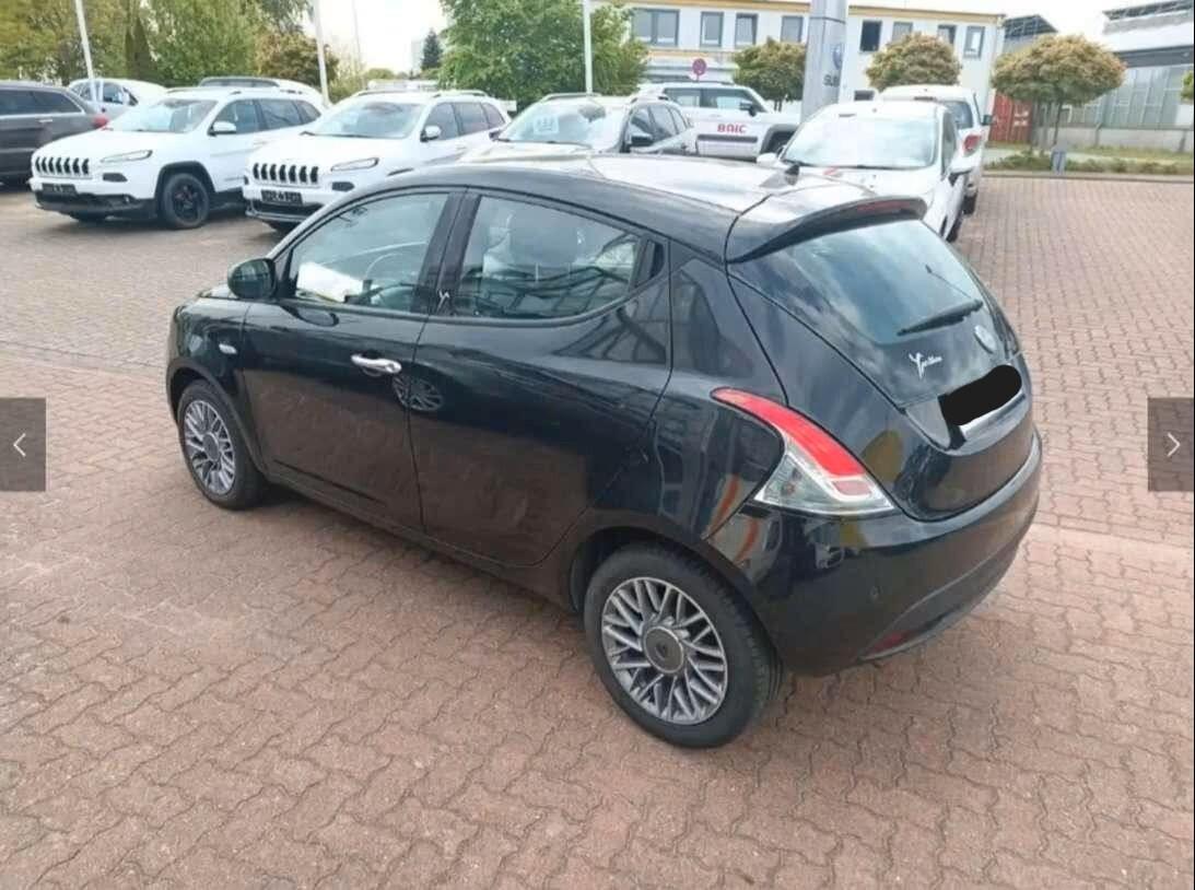 Lancia Ypsilon 1.2 69 CV 5 porte S&S Elefantino ok neo patentati