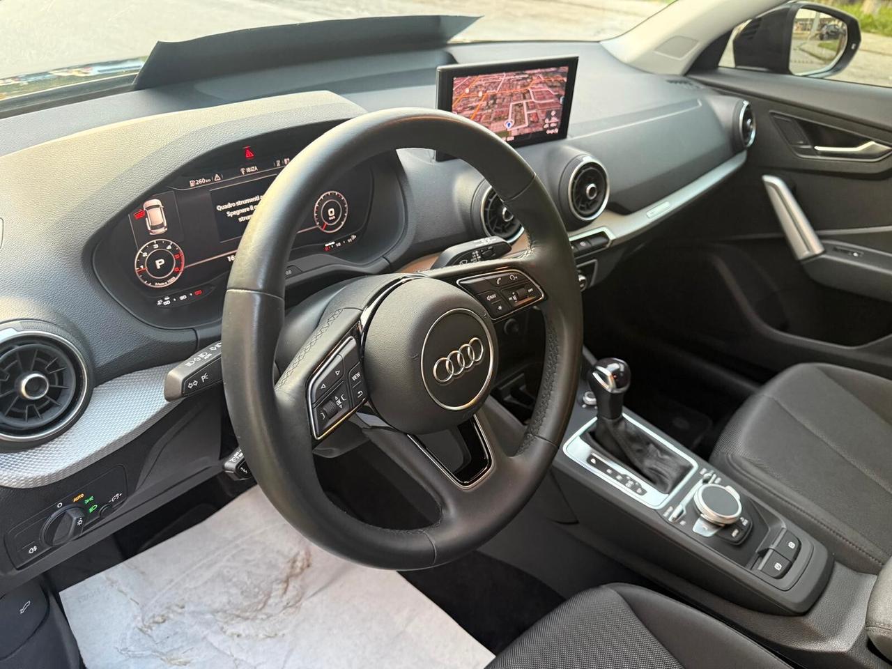 Audi Q2 30 TDI S tronic cockpit navigatore