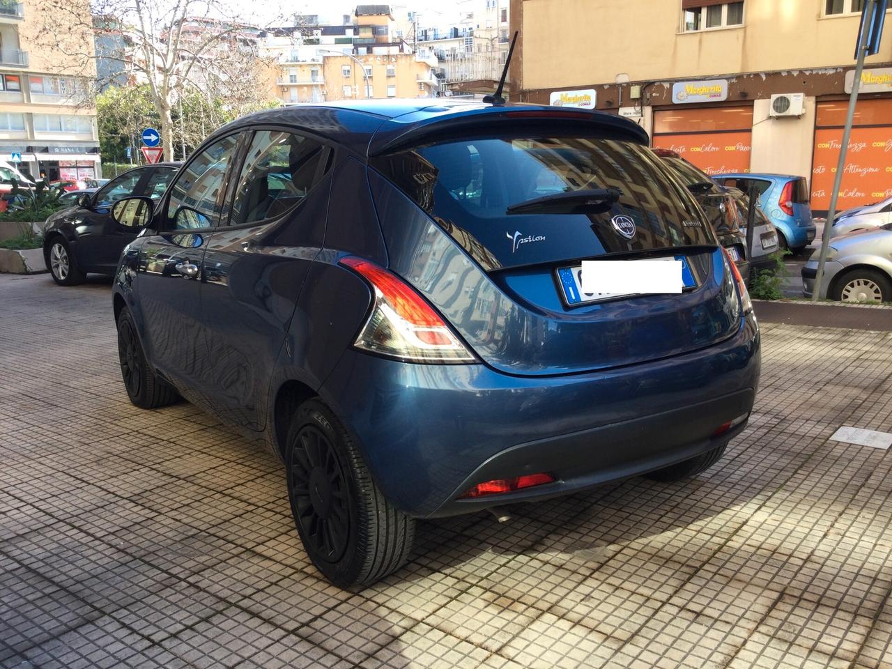 Lancia Ypsilon 1.0 FireFly 5 porte S&S Hybrid Ecochic Silver