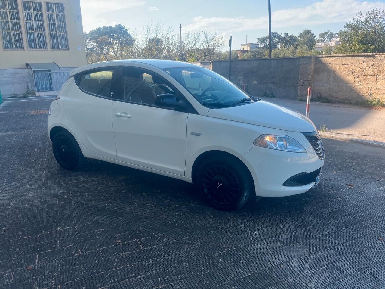 Lancia Ypsilon 1.2 69 CV 5 porte X NeoPatentati