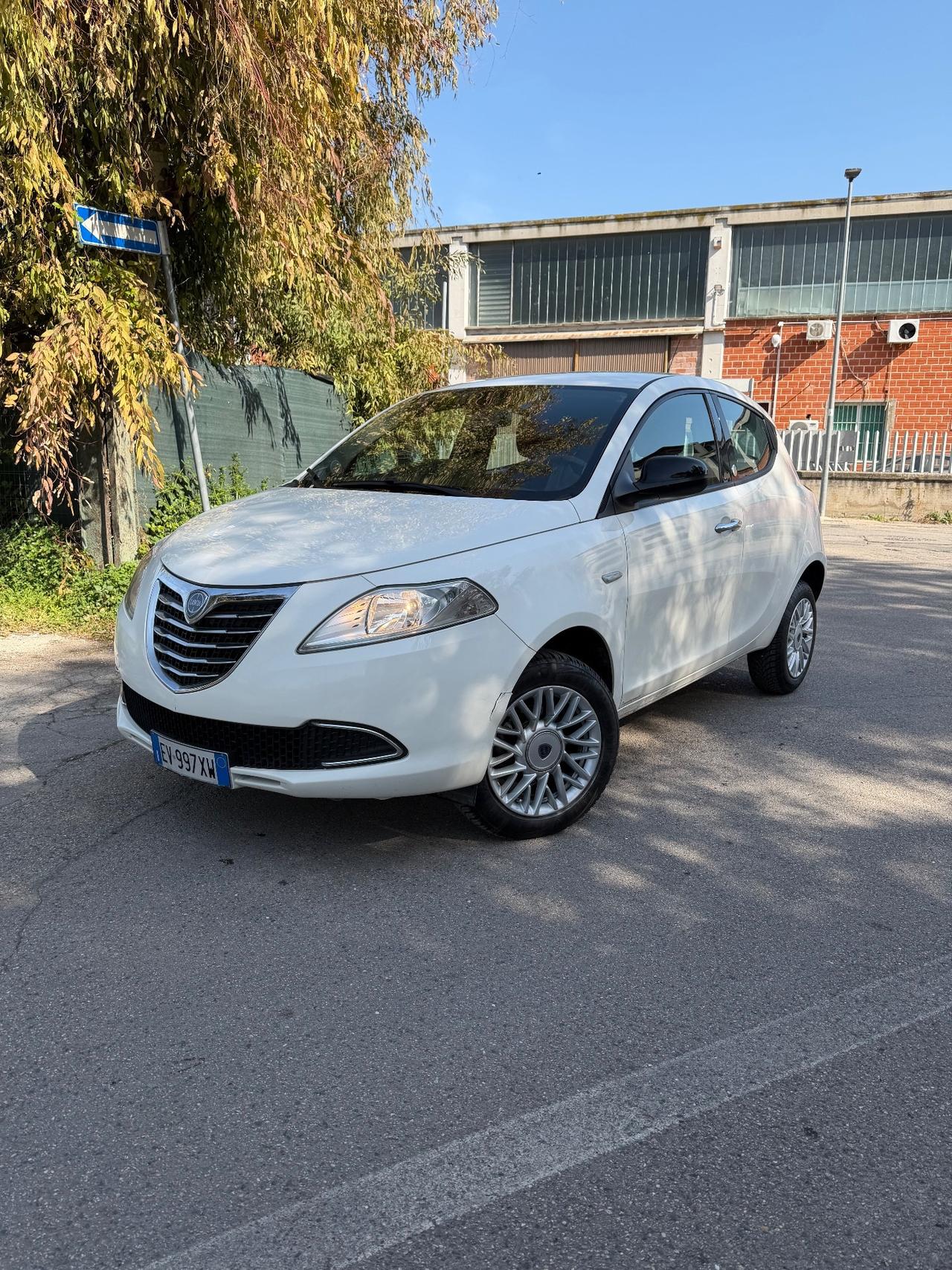 Lancia Ypsilon 0.9 TwinAir 85 CV 5 porte Metano Ecochic Silver