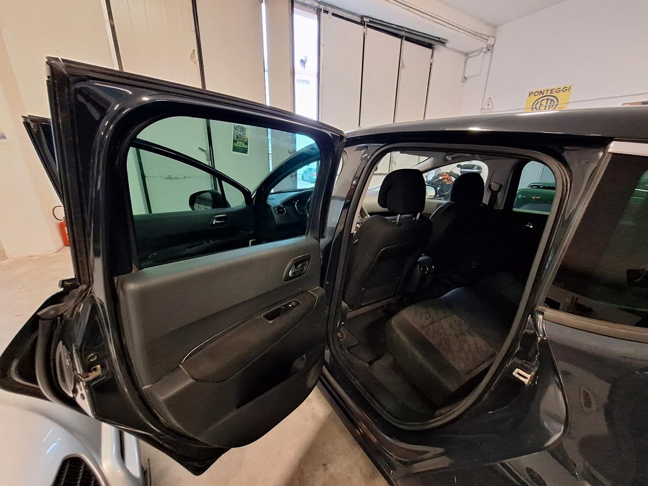 Peugeot 3008 1.6 e-HDi 112CV cambio robotizzato S.&S. Business