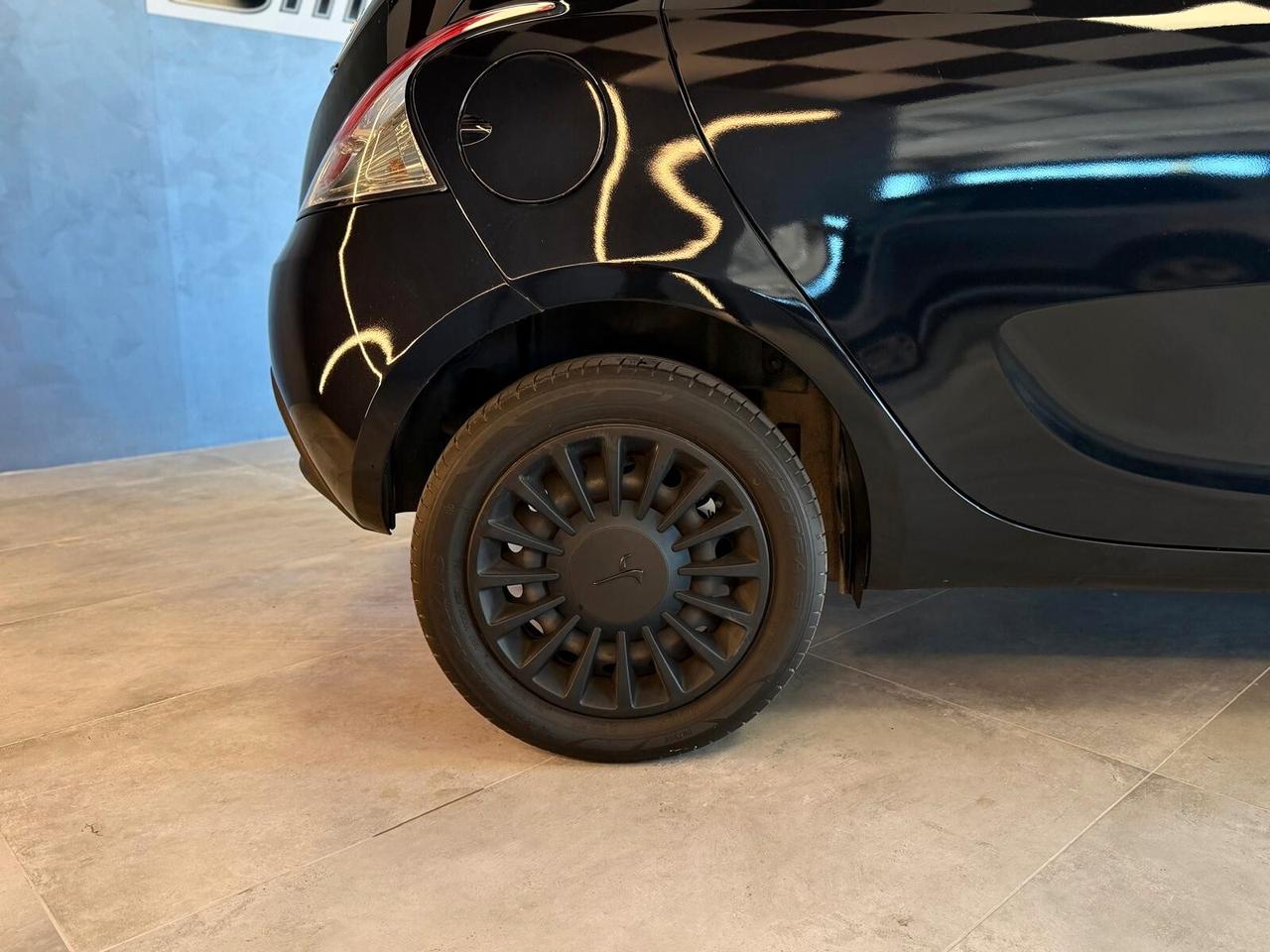 Lancia Ypsilon 1.0 FireFly 5 porte S&S Hybrid Silver
