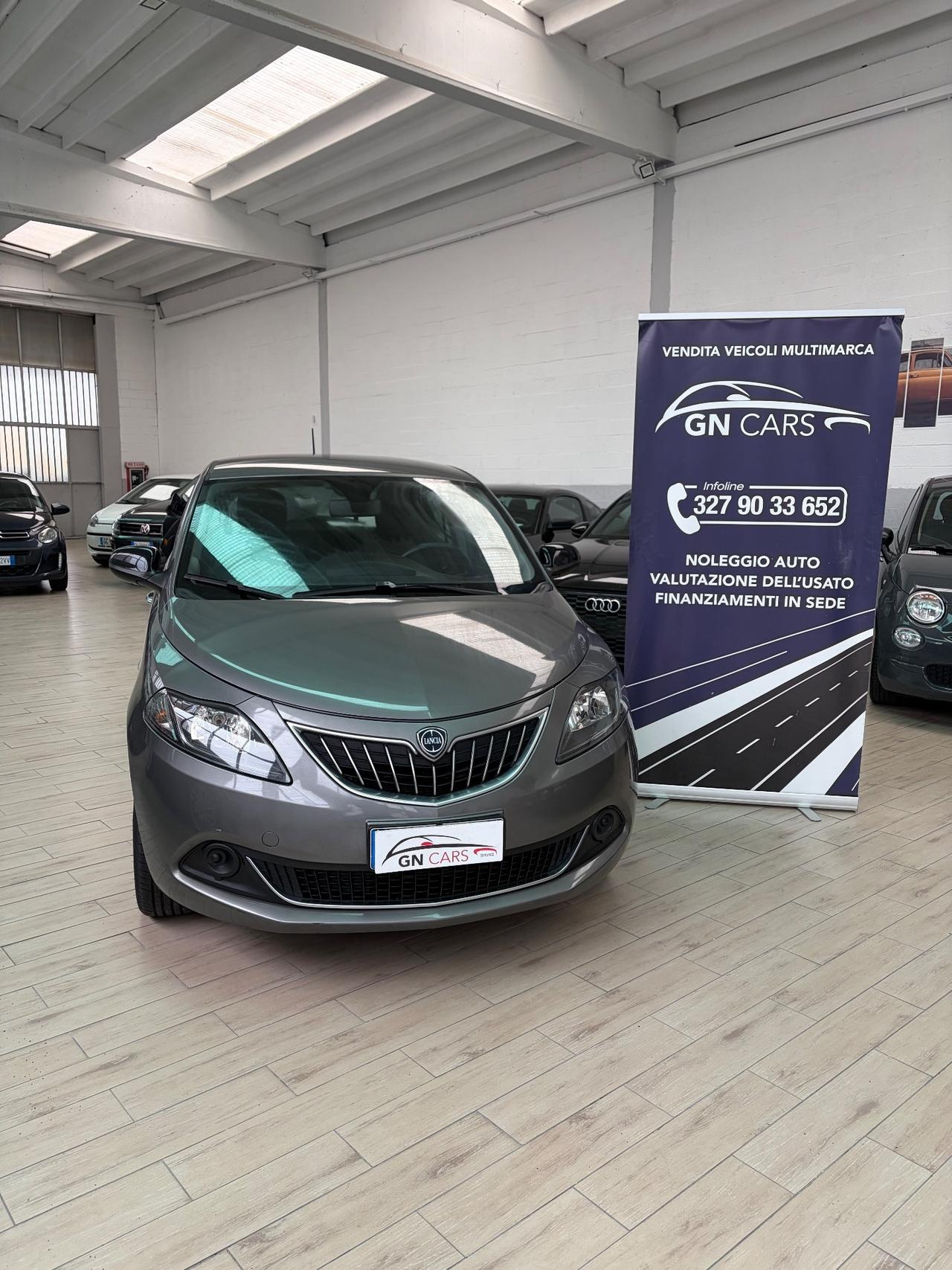 Lancia Ypsilon 1.0 Firefly hybrid silver