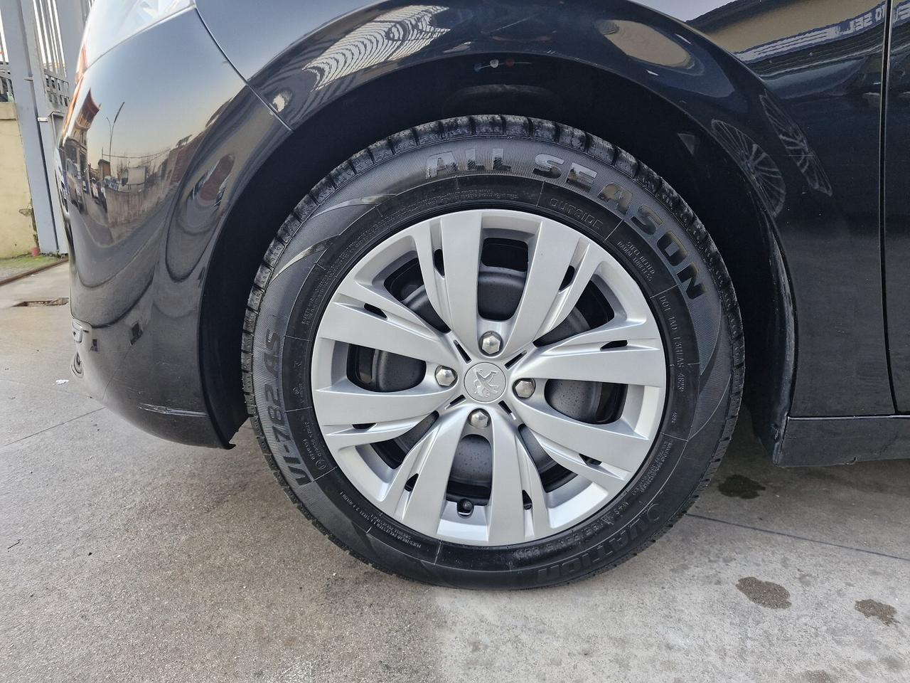 PEUGEOT 208 1.2 VTi 82 CV ALLURE BENZINA 130000KM