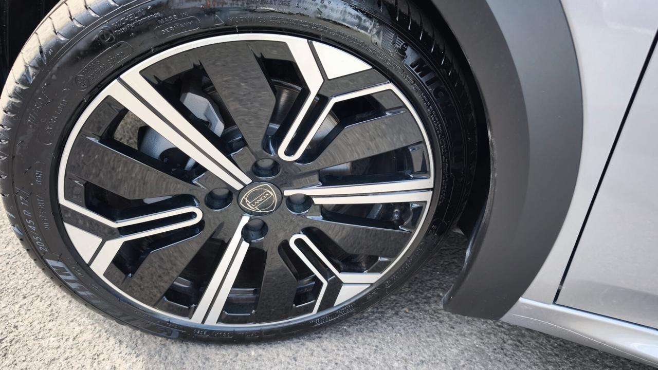 Lancia Ypsilon Hybrid e-DCT