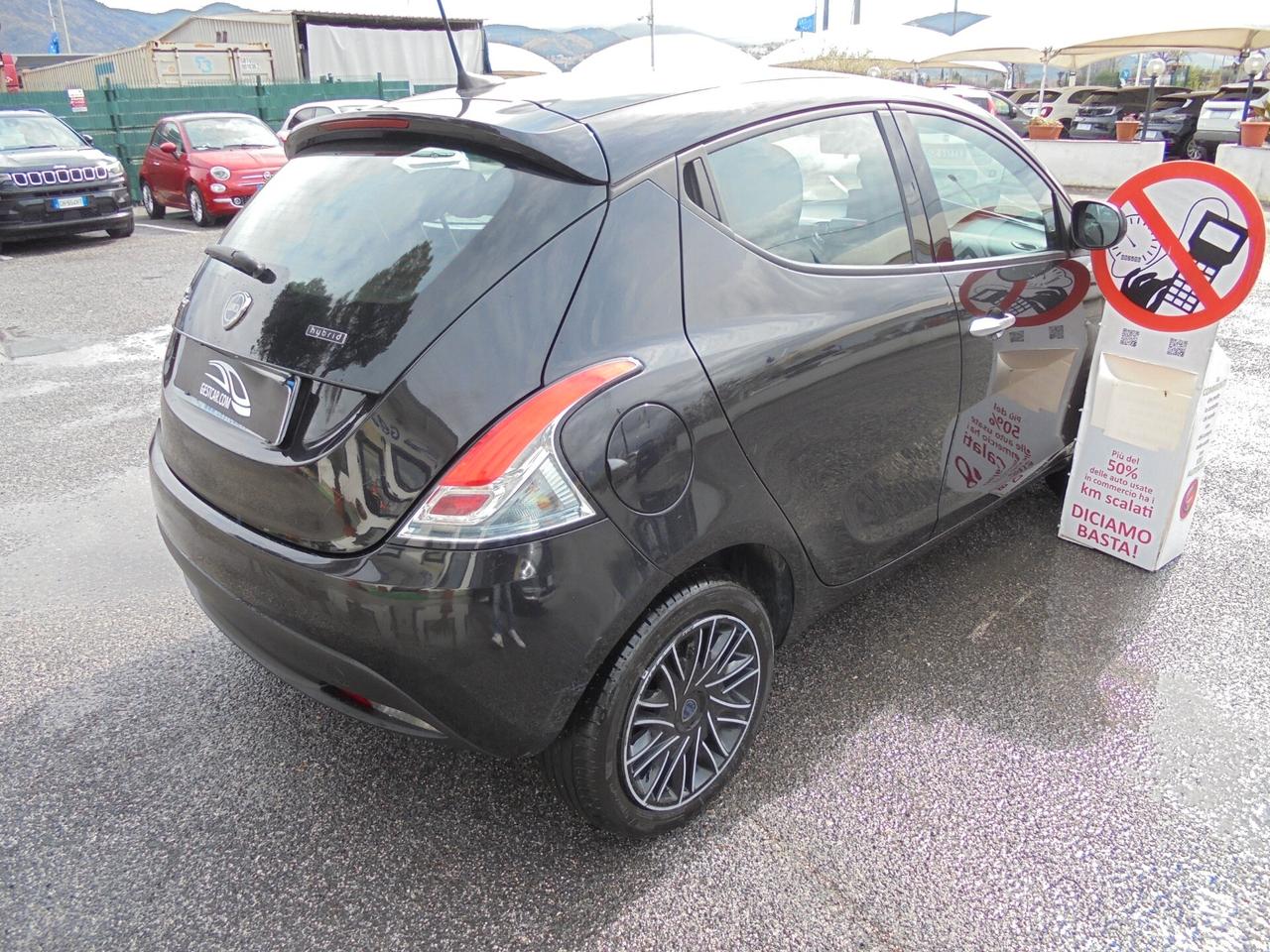 Lancia Ypsilon 1.0 FireFly 5 porte S&S Hybrid Silver