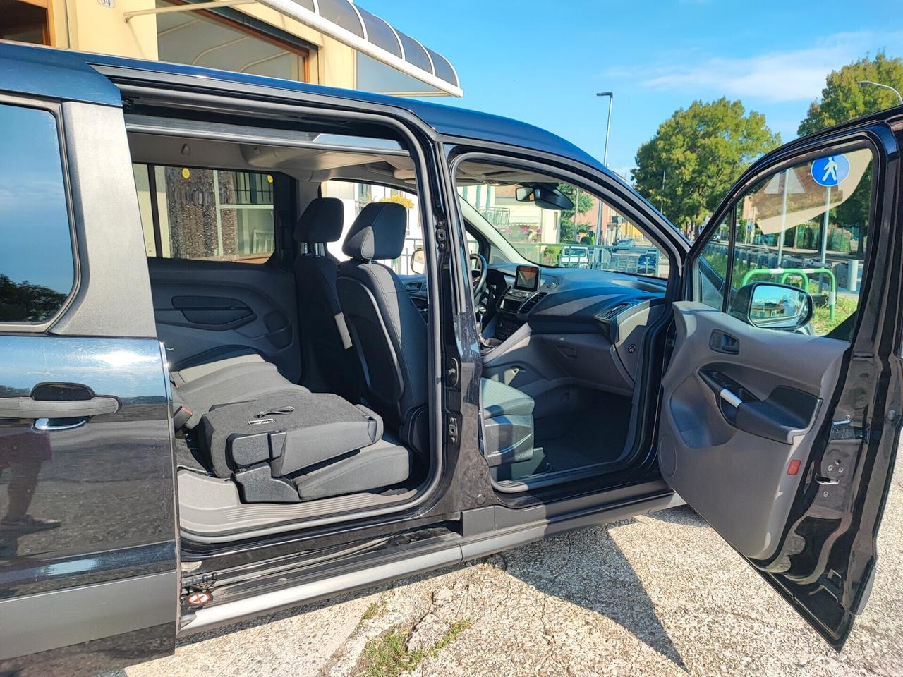 Ford Grand Tourneo Gancio Traino 7 Posti Euro 6