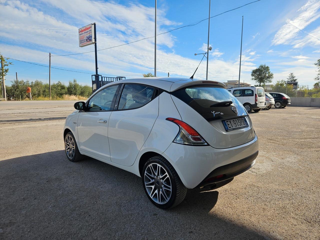 Lancia Ypsilon 1.2 69 CV 5 porte S Momodesign