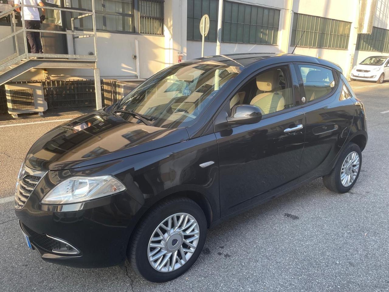 Lancia Ypsilon 0.9 TwinAir 85 CV 5 porte Metano Ecochic Gold