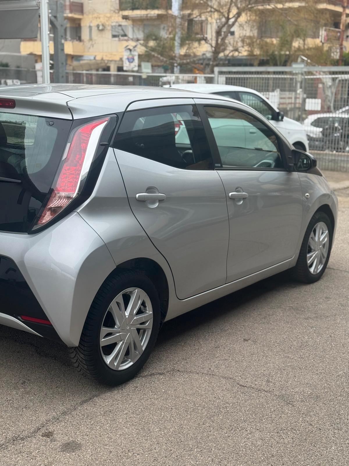 Toyota Aygo 1.0 VVT-i 69 CV 5 porte x-cool