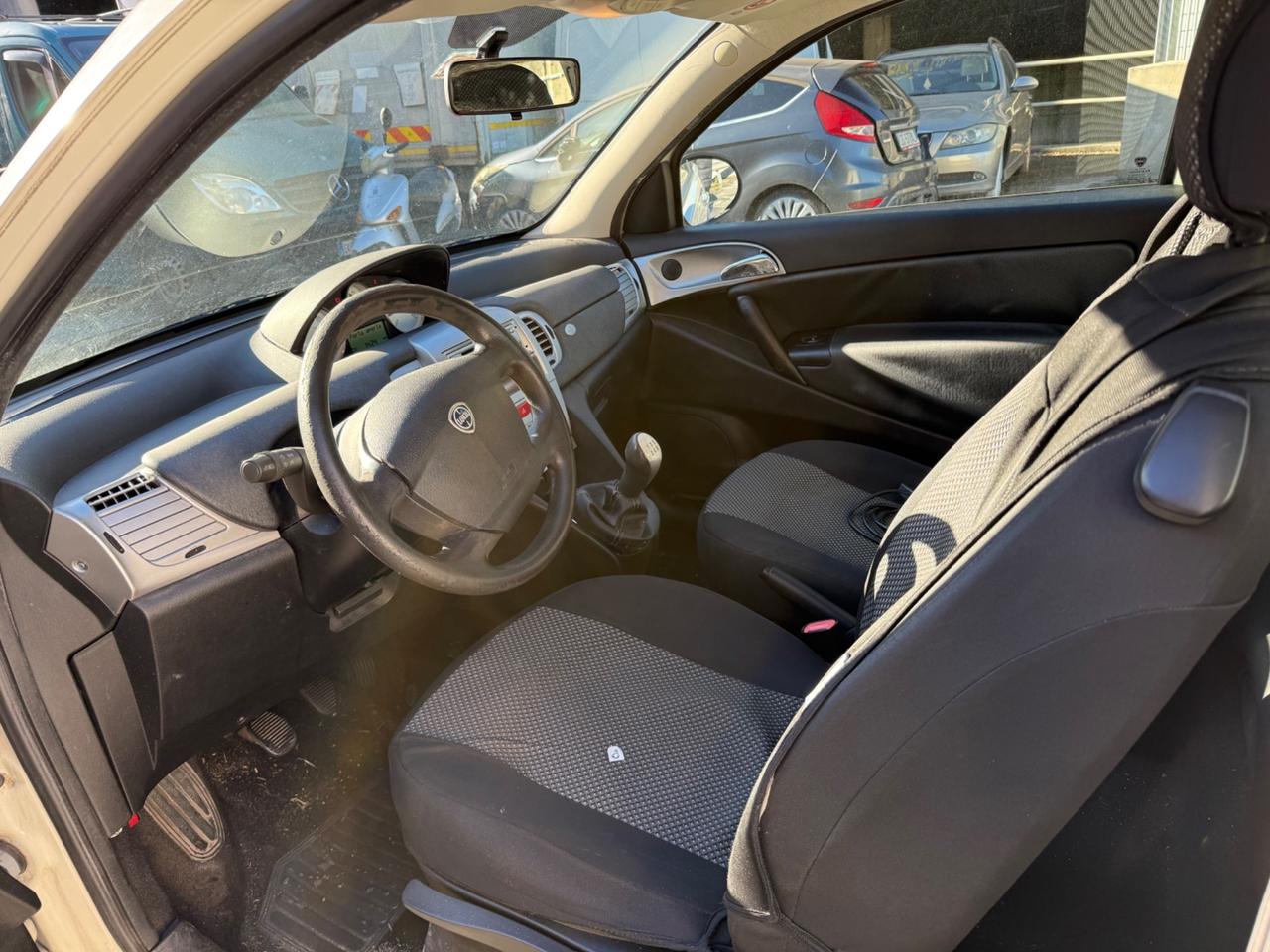 Lancia Ypsilon 1.3 MJT 75 CV Unyca