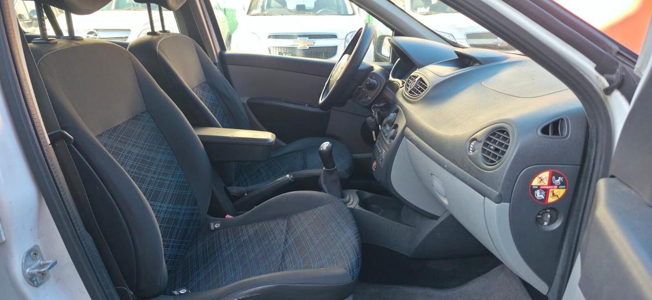 Renault Clio 1.2 16V 5 porte Luxe neopatentati