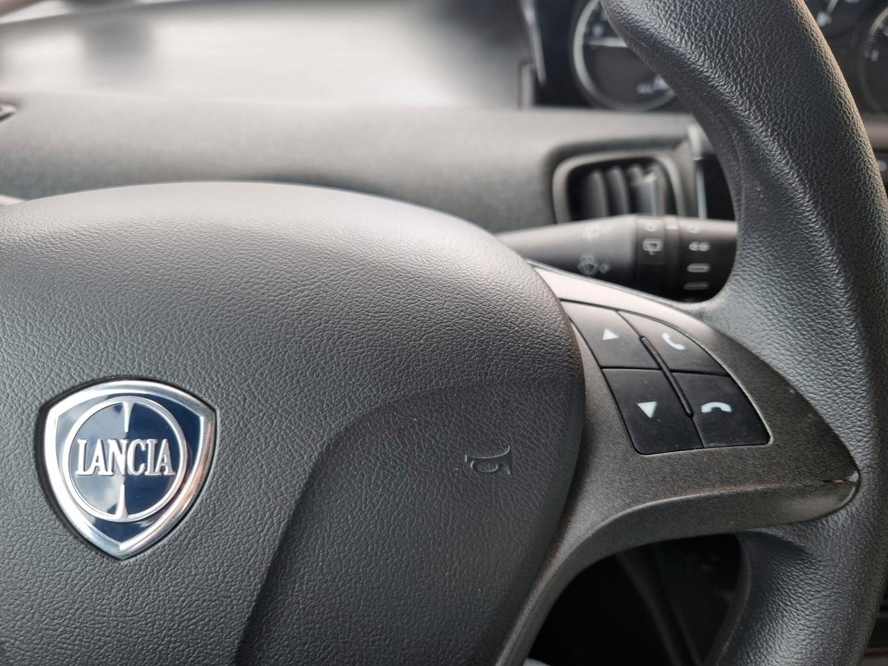 Lancia Ypsilon 1.0 FireFly 5 porte S&S Hybrid Silver