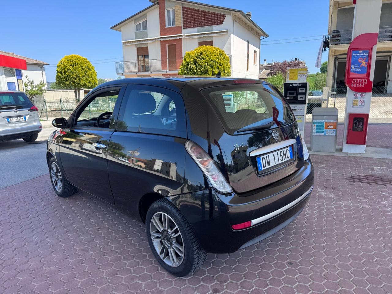 Lancia Ypsilon 1.3 MJT 75 CV Versus