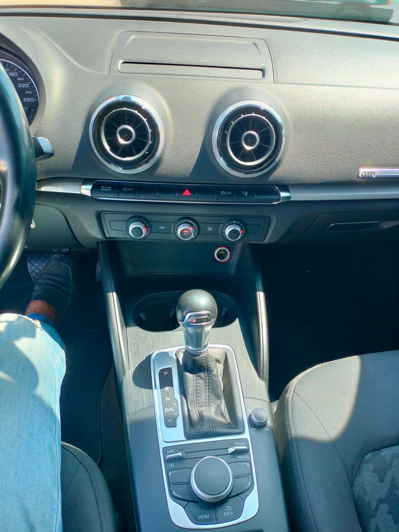 Audi A3 1.6 TDI clean diesel S tronic Young