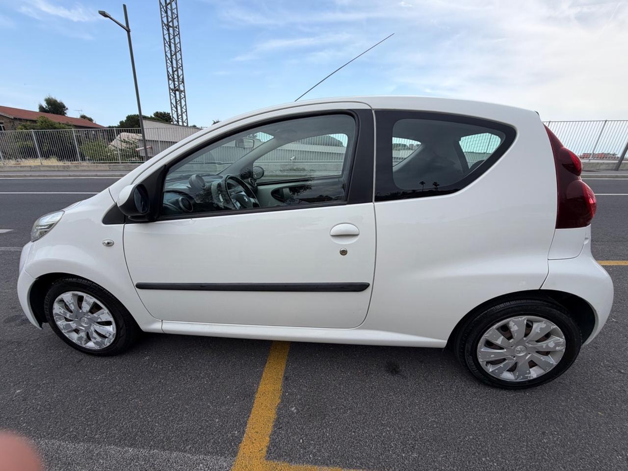 Peugeot 107 CON CAMBIO AUTOMATICO NEOPATENTATI