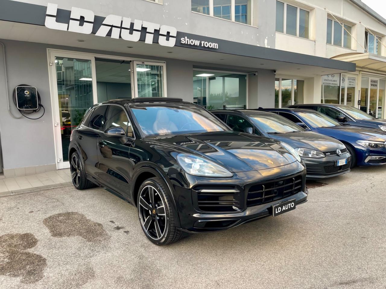 Porsche Cayenne 3.0 V6 E-Hybrid look turbo