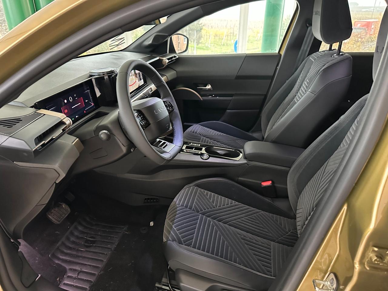 Lancia Ypsilon Hybrid e-DCT LX