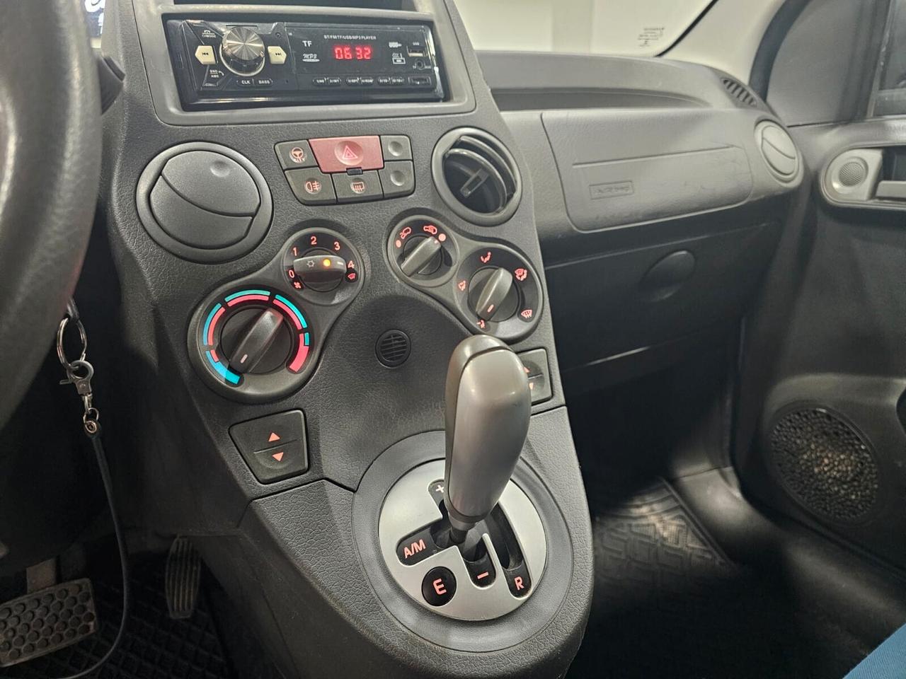 NUOVA FIAT PANDA EMOTION 1.2 DUALOGIC BENZ 60CV - CAMBIO AUTOMATICO