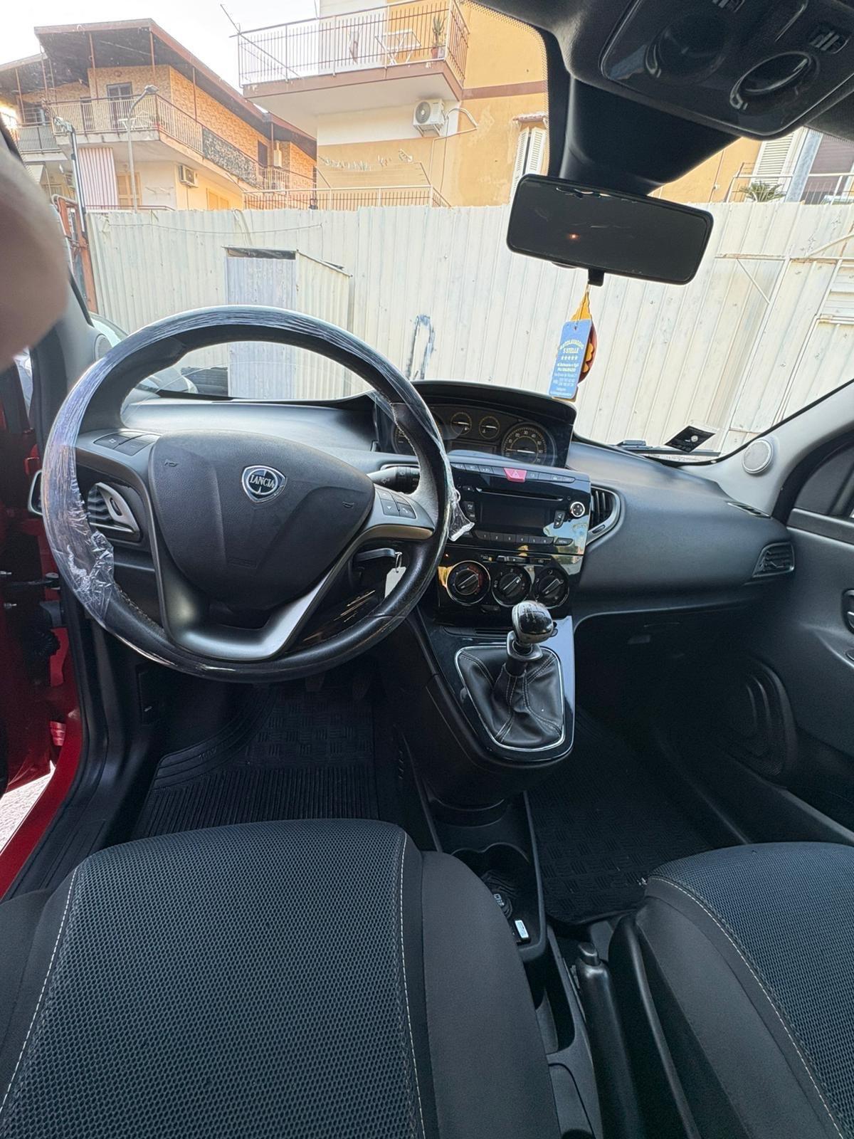 Lancia Ypsilon 1.2 69 CV 5 porte S Momodesign