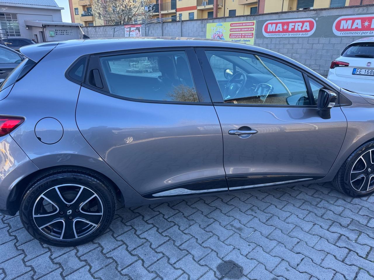 Renault Clio 1.2 75CV 5 porte neopatentati
