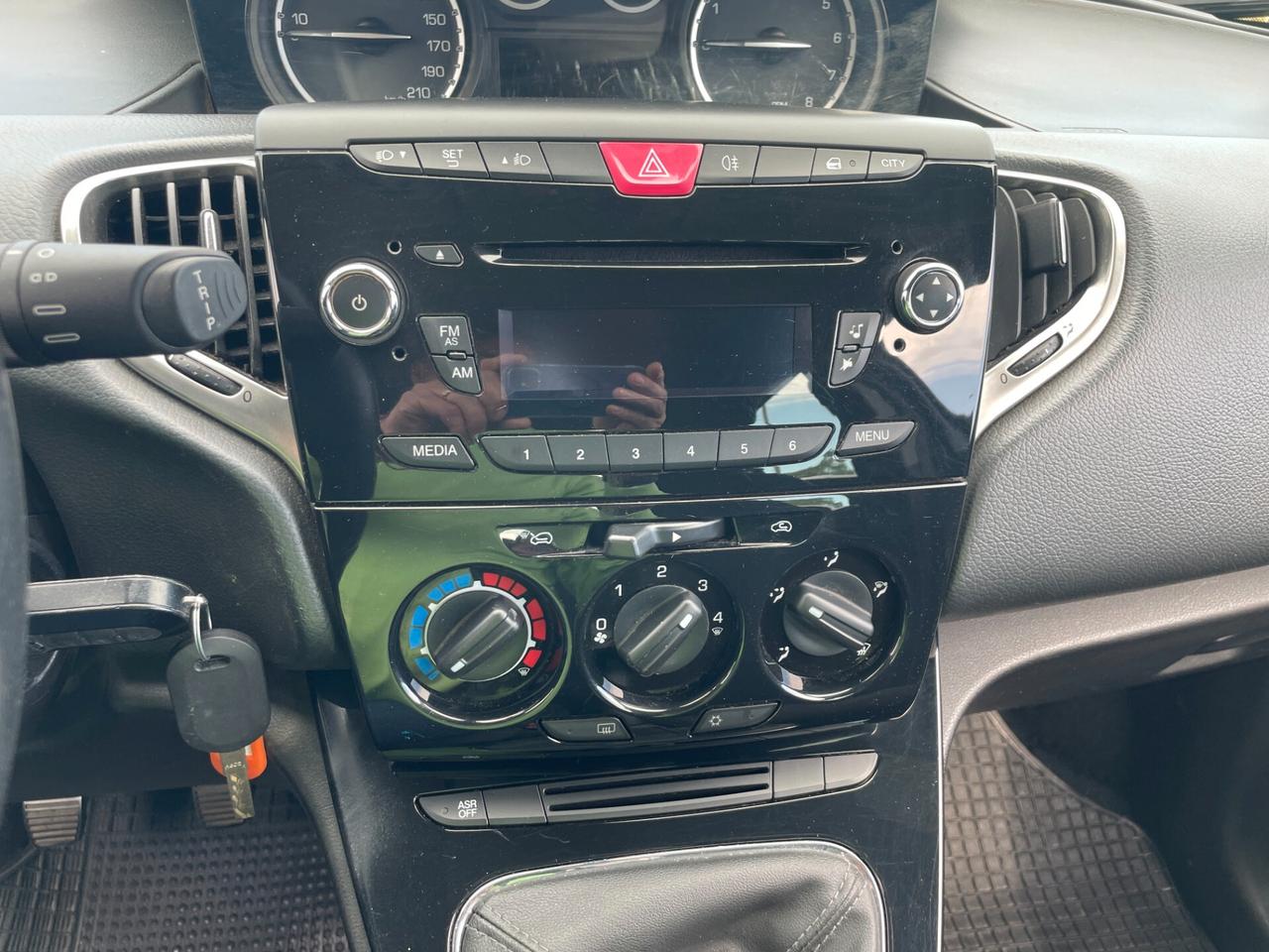 Lancia Ypsilon 1.2 69 CV 5 porte S&S Gold finanziabile