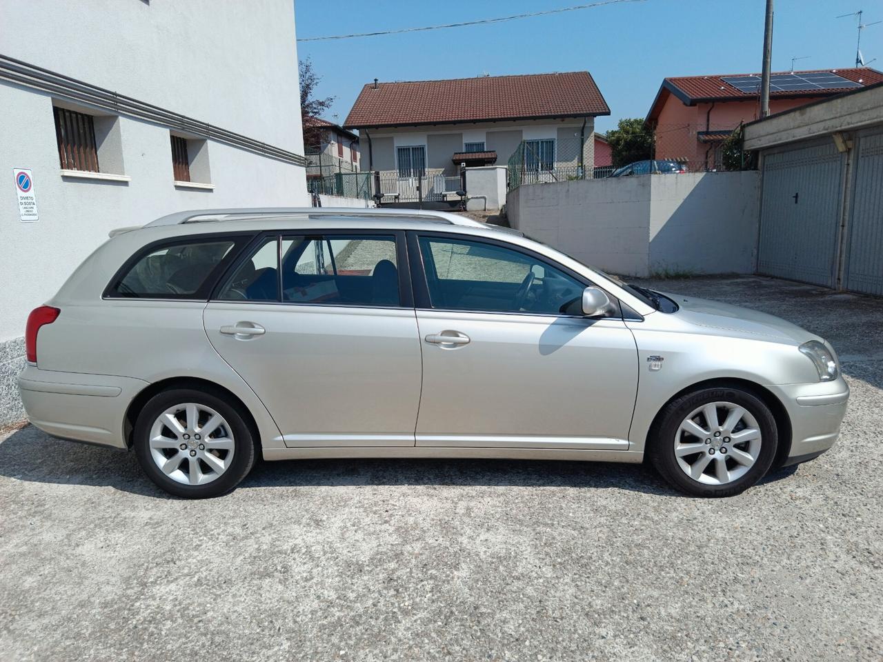 Toyota Avensis 2.0 D-4D 16V Station Wagon DOPPIO TRENO DI PNEUMATICI