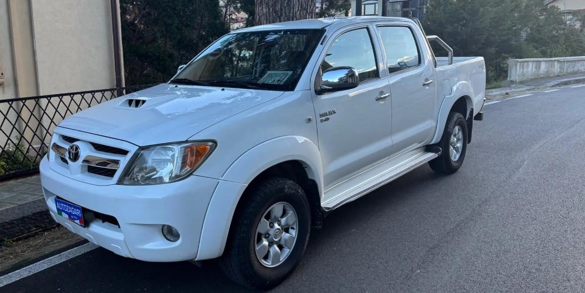 Toyota Hilux 2.5 D-4D 4WD 4p. Double Cab SR