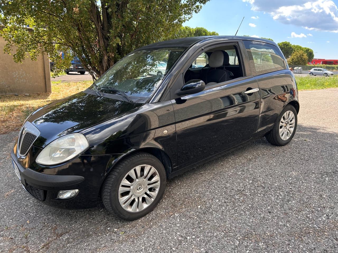Lancia Ypsilon Momo 1200 neopatentati