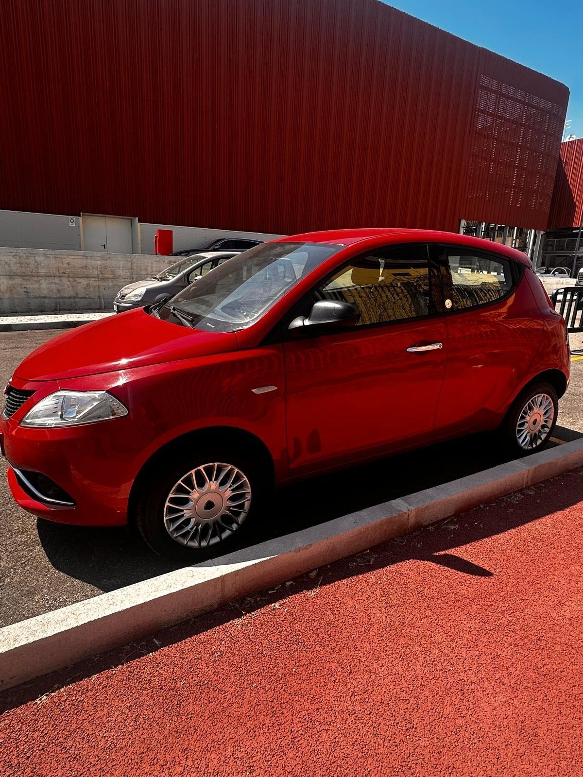 Lancia Ypsilon 0.9 TwinAir 85 CV 5 porte Metano Ecochic Silver