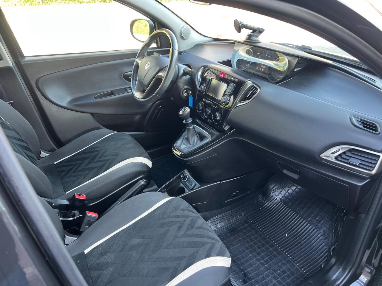 Lancia Ypsilon 1.2 benzina 69cv Gold 2017