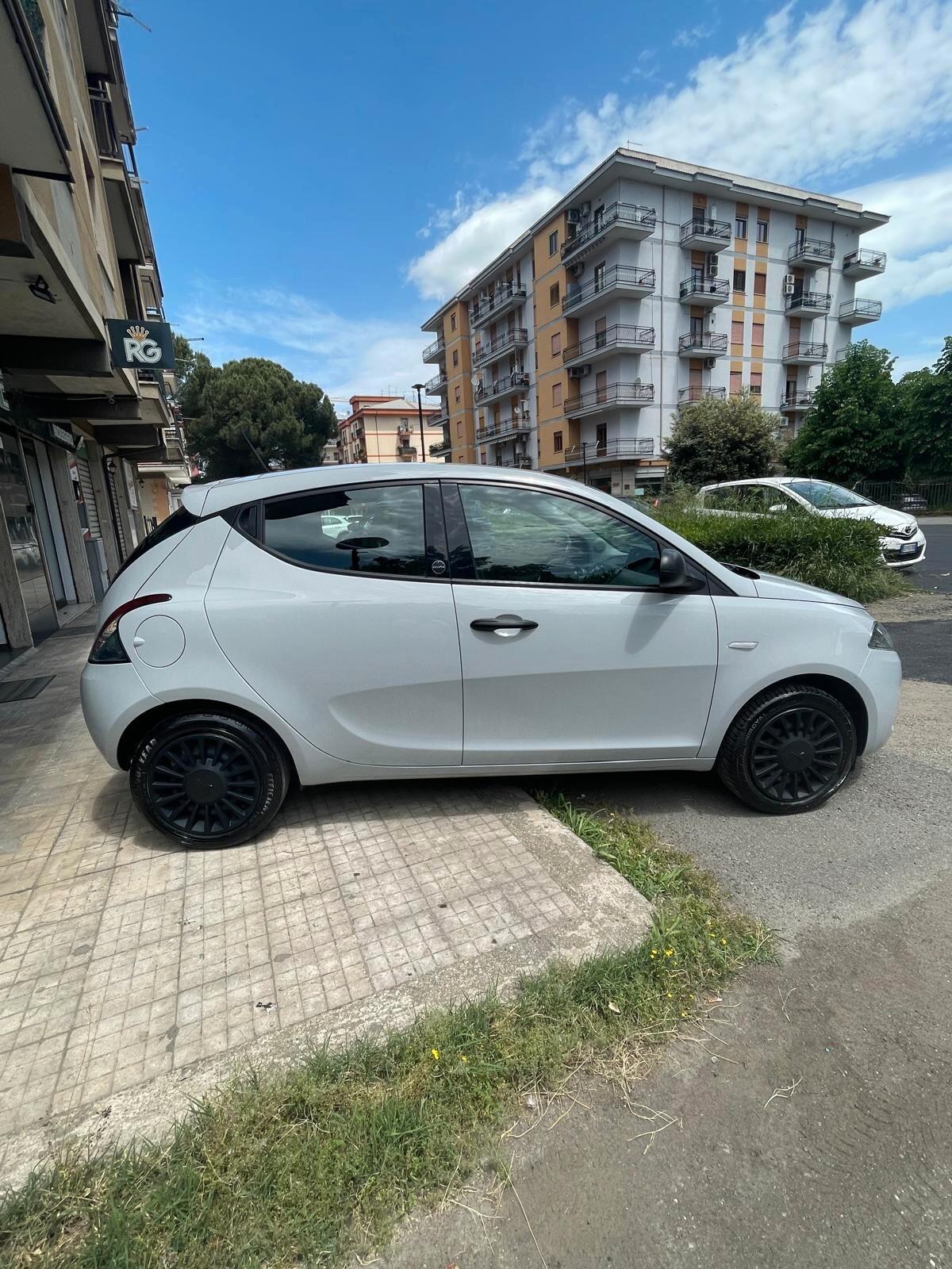 Lancia Ypsilon 1.0 FireFly 5 porte S&S Hybrid Ecochic Silver