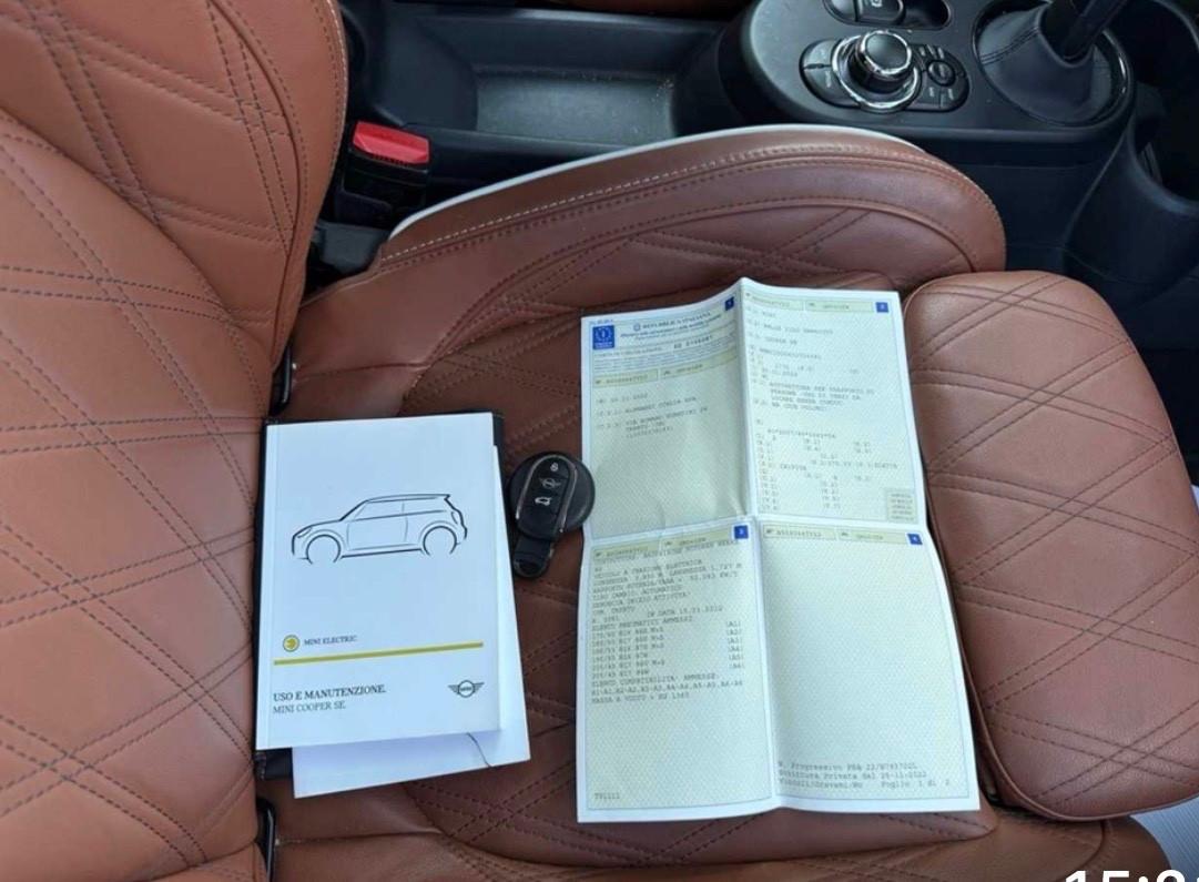 MINI COOPER SE GUARDA LE FOTO