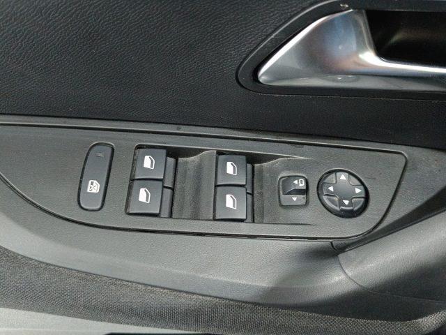 PEUGEOT 2008 motore elettrico 136 CV Active Pack