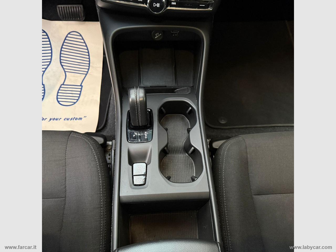 VOLVO XC40 D3 AWD Geartronic Momentum Core